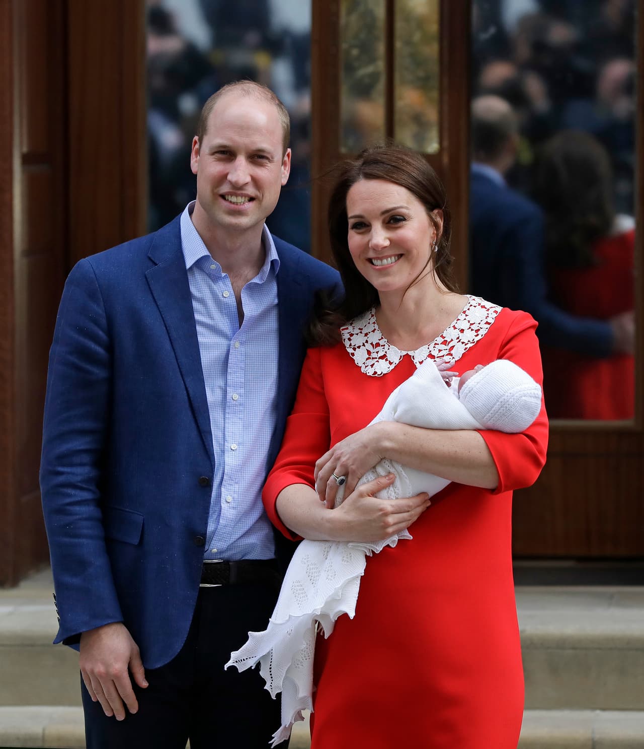 El 23 de abril de 2018, a tan sólo unas horas de haber dado a luz, la duquesa de Cambridge sorprendió a los medios abandonando el hospital St. Mary con el pequeño príncipe Louis en sus brazos y luciendo radiante.