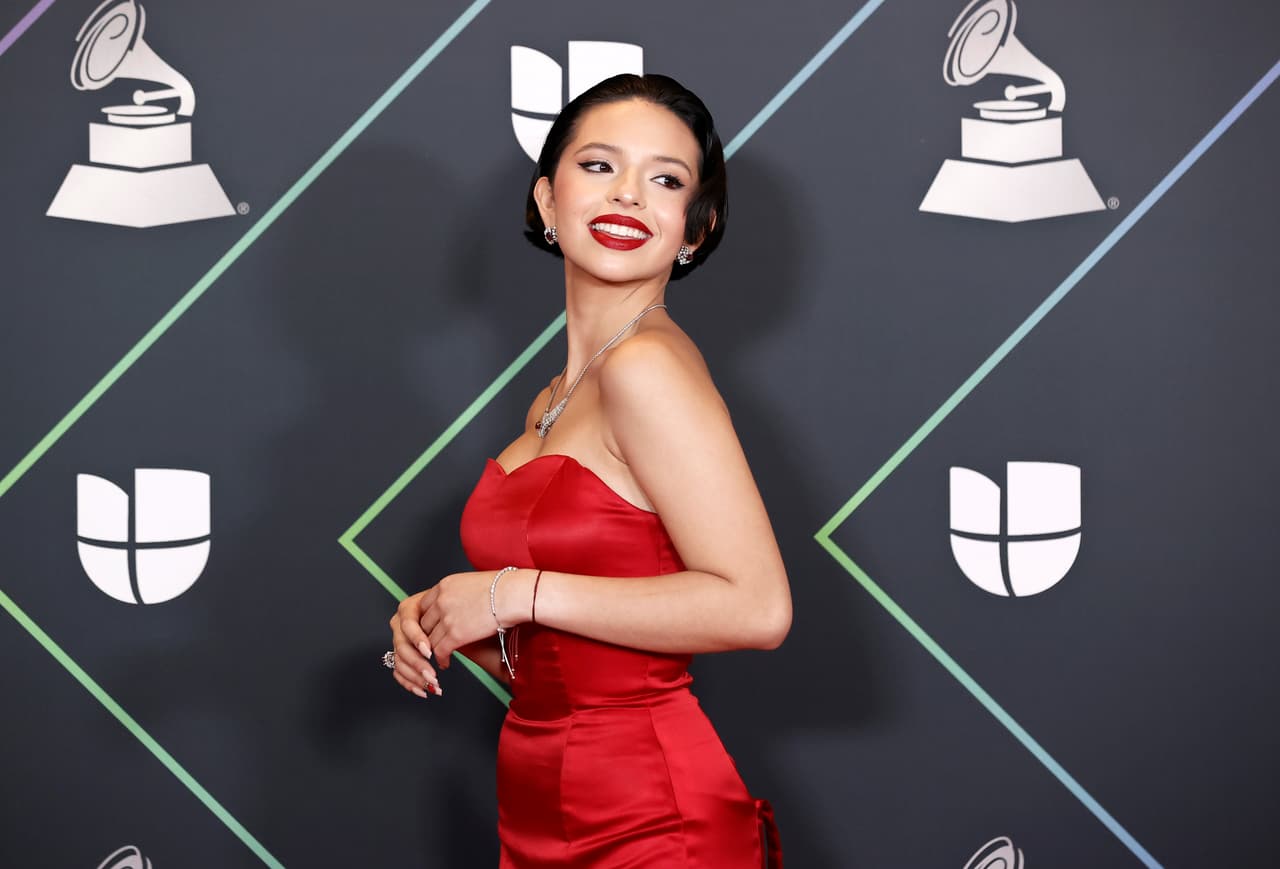 Angela Aguilar presenta su perfume