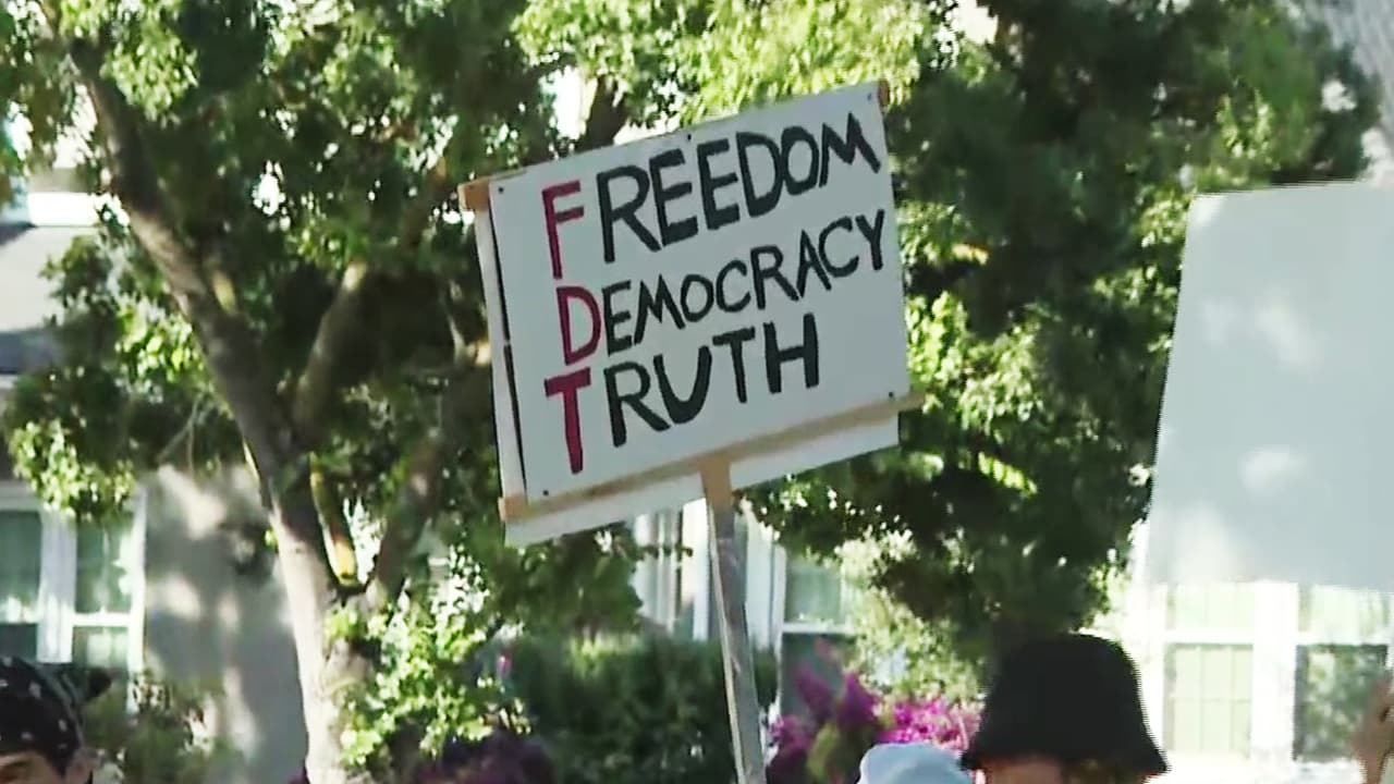 Protestan de forma pacífica en Stockton contra las redadas de ICE