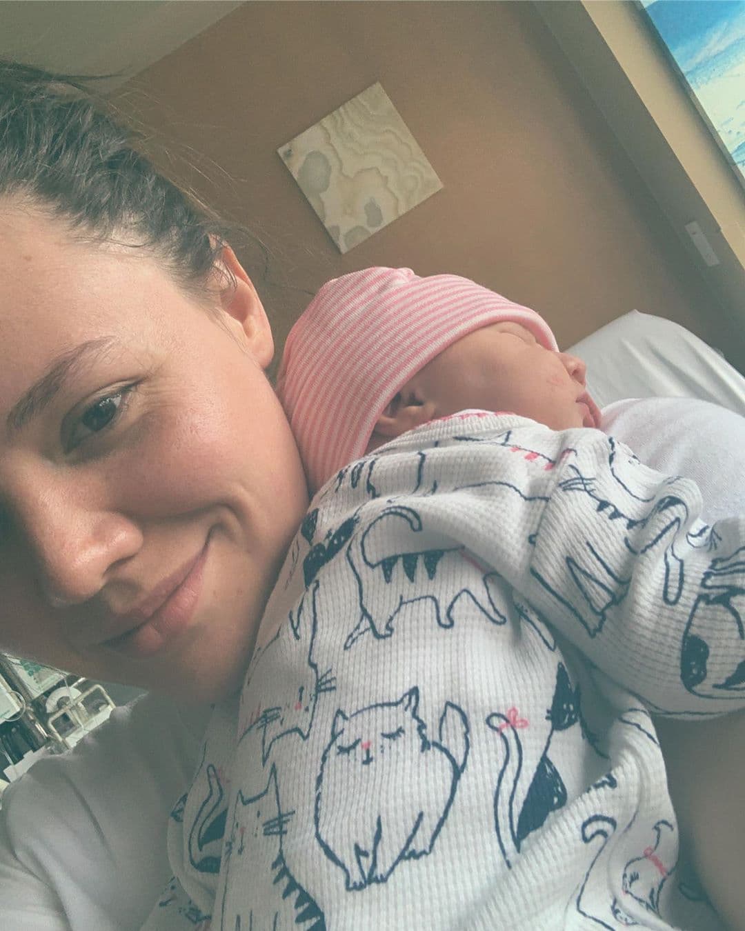 El 28 de mayo, la cantante compartió en su red social la primera imagen junto a su bebé, revelando también su nombre. “Solo paso a compartirles la mayor felicidad que hemos sentido en nuestra vida. Les presento a nuestra perfecta y hermosa nena, Noah”, escribió.