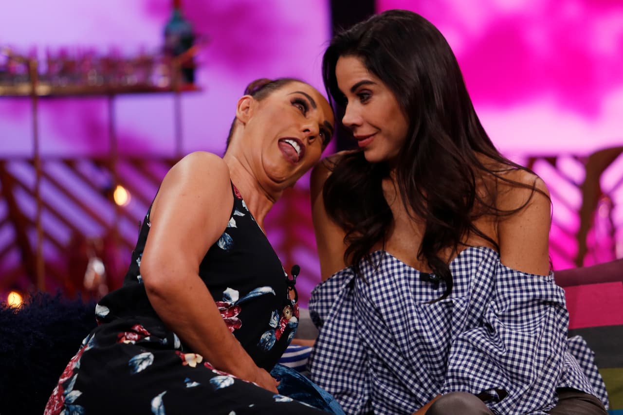 Con el humor y simpatía que la caracteriza, Consuelo Duval compartió la forma tan extraña que saluda a Natalia Téllez. Para todas las demás, fue un momento que les generó muchas risas.