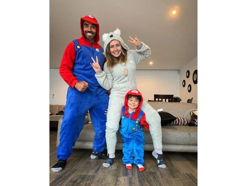 La actriz mexicana, Ariadne Díaz, compartió una imagen en la que se puede ver a su esposo, Marcus Ornellas, y su hijo, Diego, vestidos de Mario Bros; ella usa un mameluco de Koala.