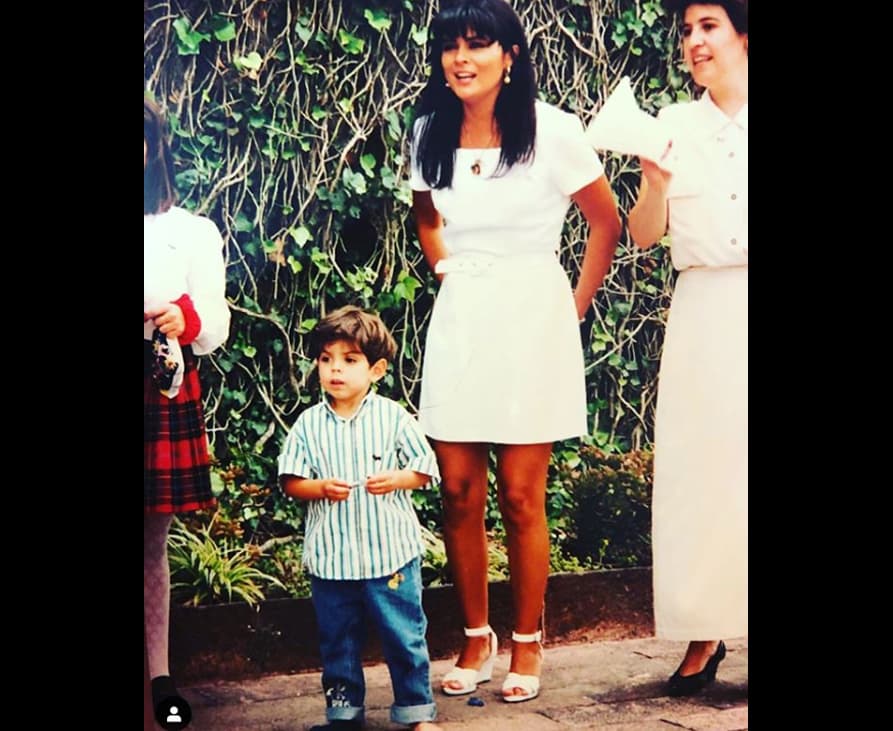 Cuando parecían estar las cosas en calma, Victoria habló de las fiestas de cumpleaños de su hijo. “Sí le hice muchas fiestas a mi hijo porque llega una edad en donde ya no quieren fiestas. Entonces de chiquito pues yo sí le organizaba sus fiestas. Le llevaba mago, piñata y lo que él quisiera. No tiene para nada, o sea, nunca tuvo para él para nada. Se queja mucho, se queja mucho, pero pues Eduardo tiene mucha mamá”, señaló la protagonista de telenovelas, según reportó People en Español.