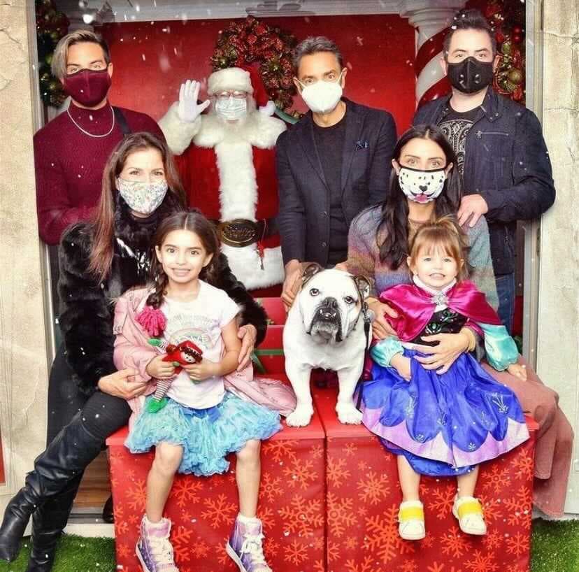 Aislinn Derbez subió una fotografía muy responsable pues en la postal, en la que aparece junto a toda su familia completa, todos muestran el uso responsable del cubrebocas. Sin embargo, eso no fue lo que más le aplaudieron a la actriz, pues ella también compartió una carta a través de sus redes sociales en la que agradecía a todos los integrantes de la familia Derbez, la que inicia con: “No sé qué hubiera hecho este año sin ellos…”