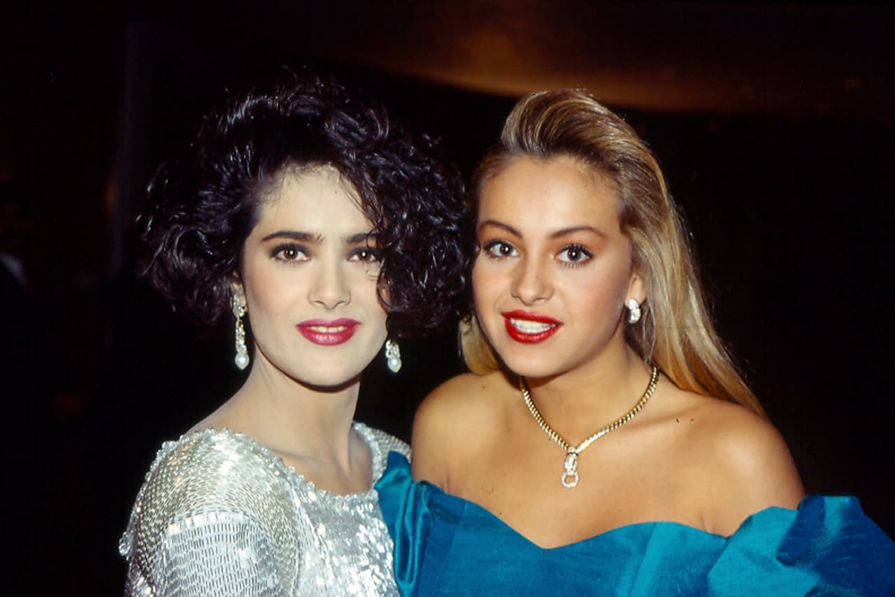Mientras que hoy en día famosas como Montserrat Oliver o Ángela Aguilar presumen la tendencia de cabello con bob corto arriba de los hombros, en 1990 este ya era un look que presumían famosas como Salma Hayek.