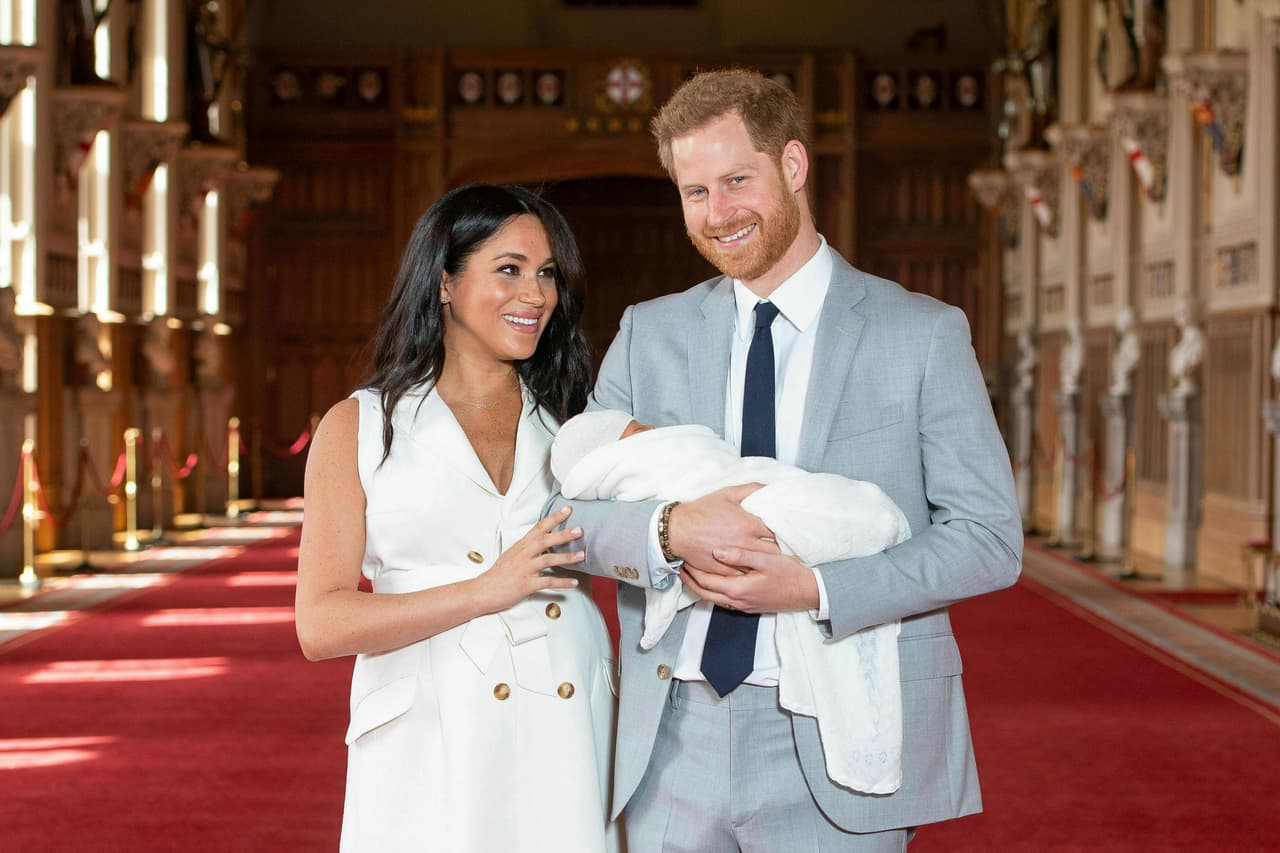 El miércoles ocho de mayo, Meghan Markle y el príncipe Harry presentaron al mundo a su primogénito, Archie Harrison Mountbatten-Windsor, en el salón St. George del castillo de Windsor, mismo recinto en el cual se casaron en 2018.