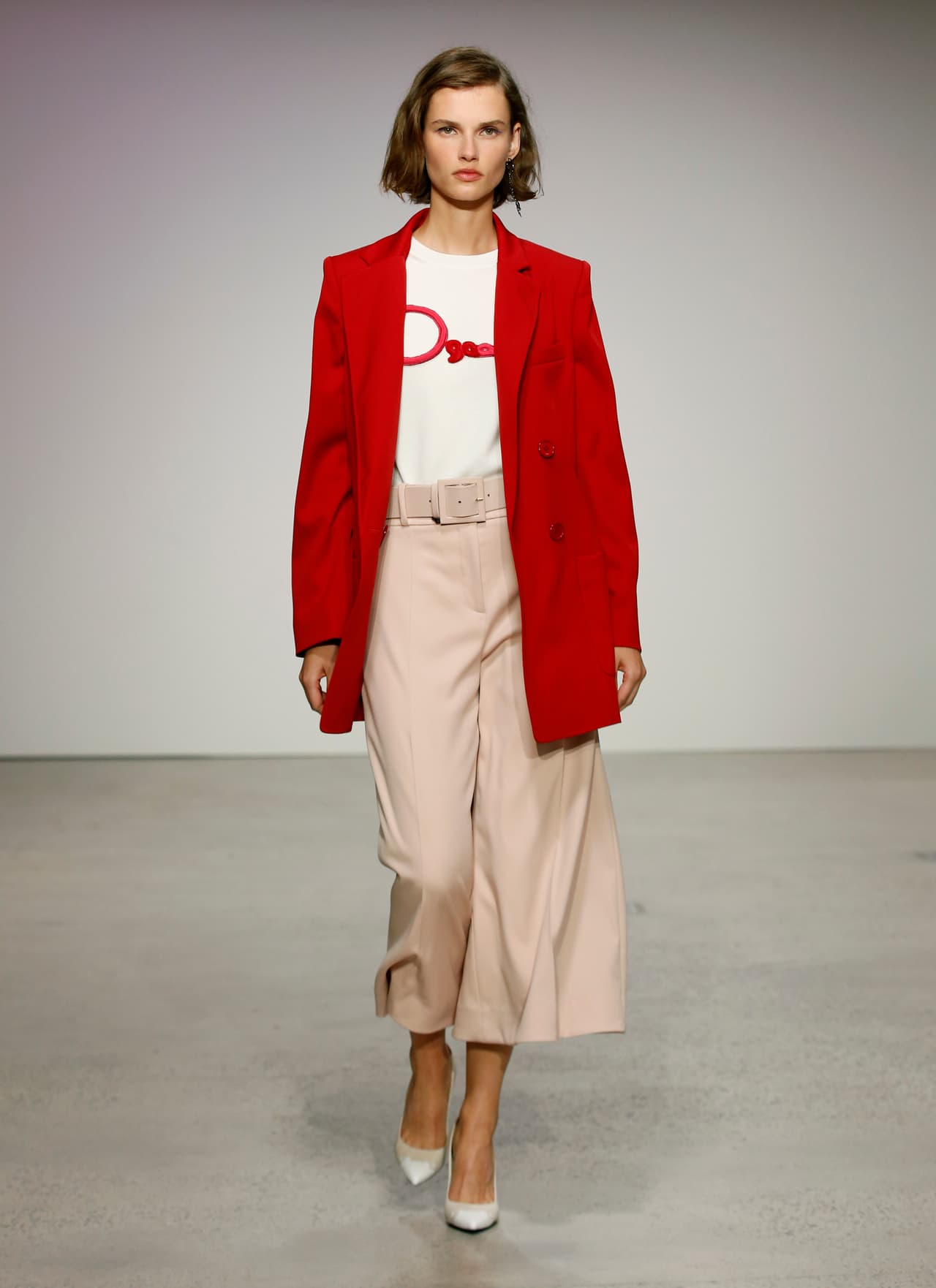 Lo mejor de esta combinación es que puedes jugar con los tonos, por lo que el rosa puede ser tan “flamingo”, así como claro, o llegando incluso a tonos nude, como el que aparece aquí en la colección de Oscar de Renta en 2018.