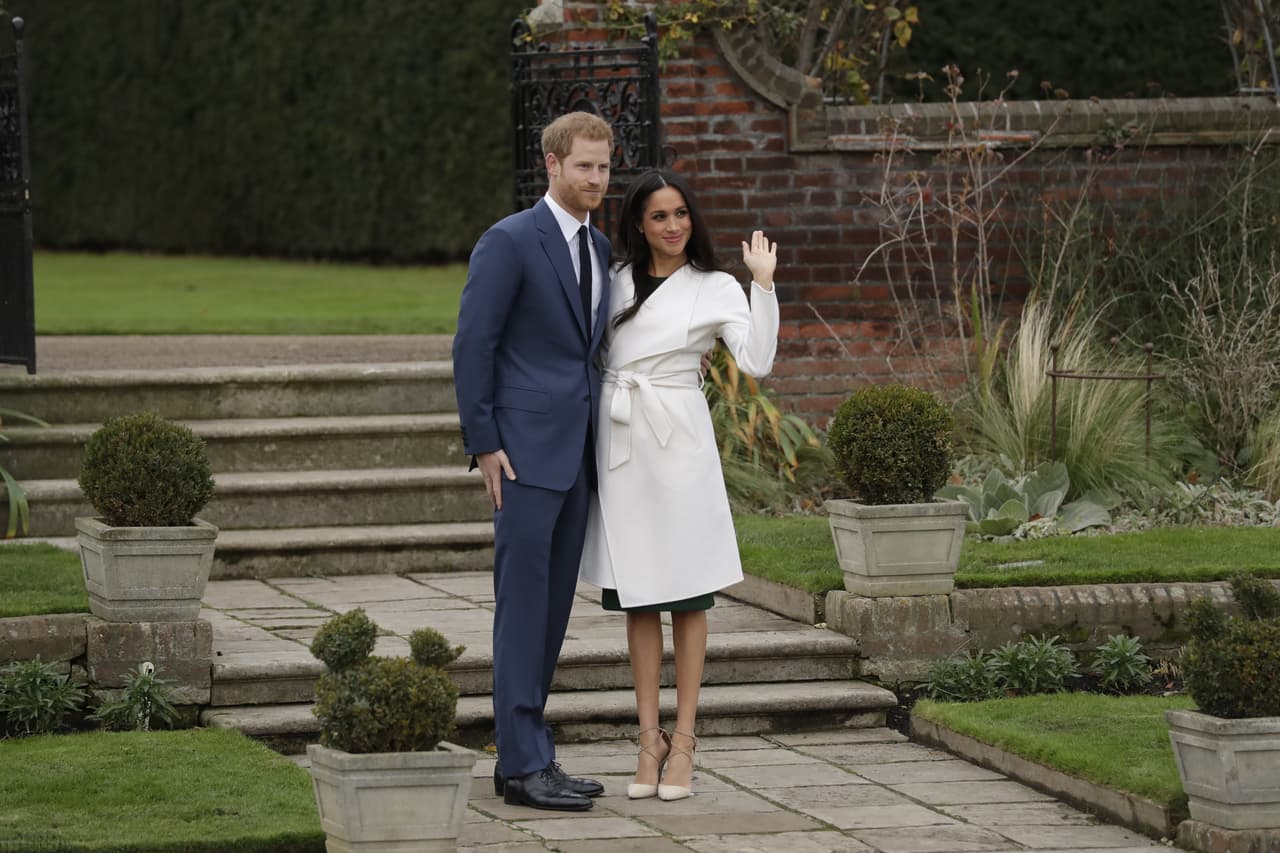 Estilo irreverente: Entre las numerosas reglas de etiqueta de la realeza, Meghan es conocida por seguir su propio rumbo, por ejemplo, no usó medias en su aparición para anunciar su compromiso con Harry.