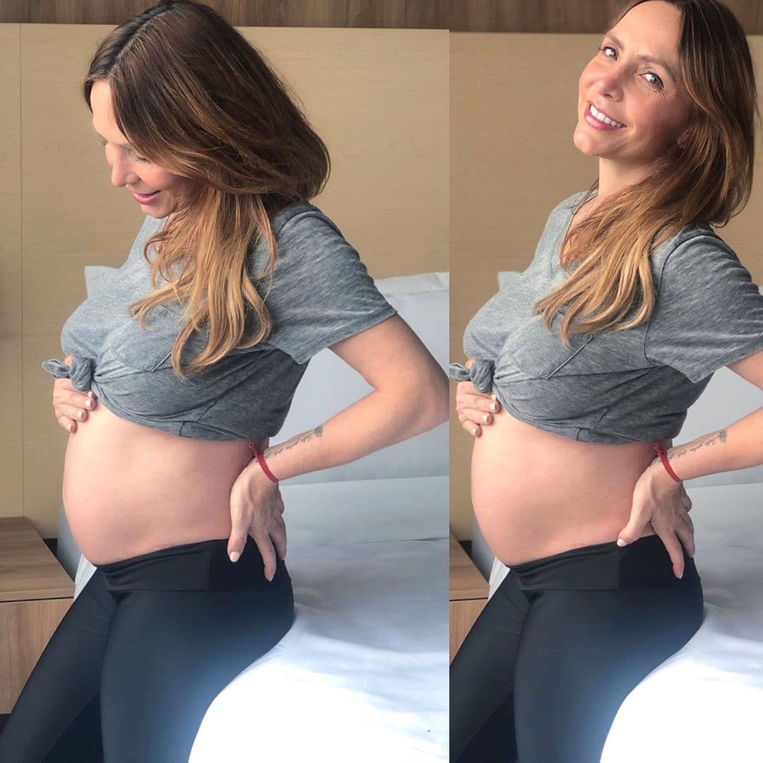 Para celebrar sus 26 semanas de gestación, Erika compartió una imagen de lo mucho que ha crecido su pancita, además de agradecer los comentarios lindos que recibió de sus seguidores en un clip de Youtube en el que habló de disfrutar el momento y de vestir como quieras.