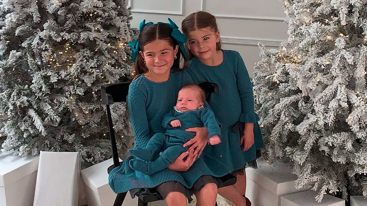 Como todas unas profesionales, hijas de ‘El Burro’ Van Rankin posan frente a su elegante árbol de Navidad