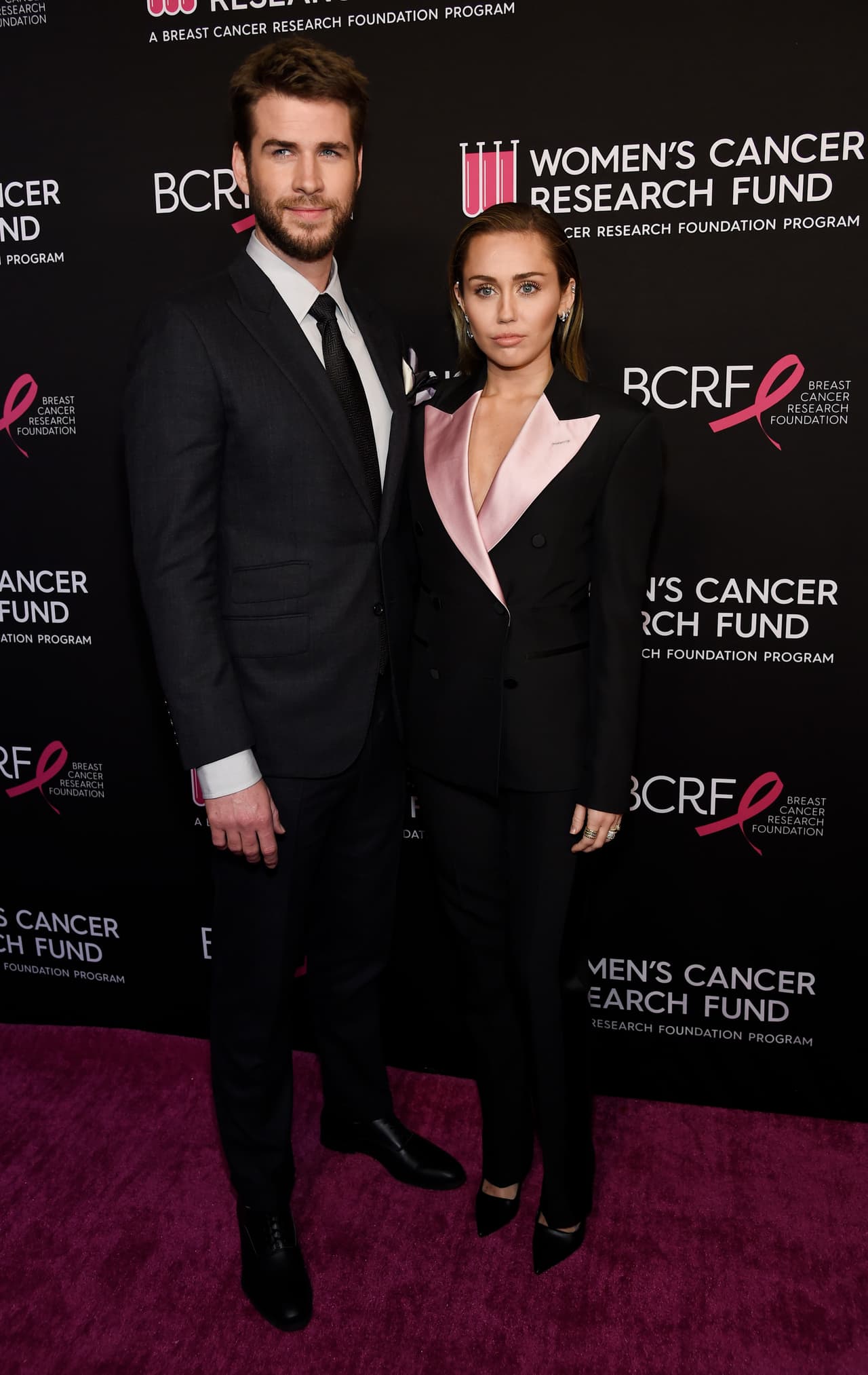 De acuerdo a la revista People, un representante de Miley dio la noticia el sábado por la tarde explicando la separación; la cantante se deja ver con una chica.