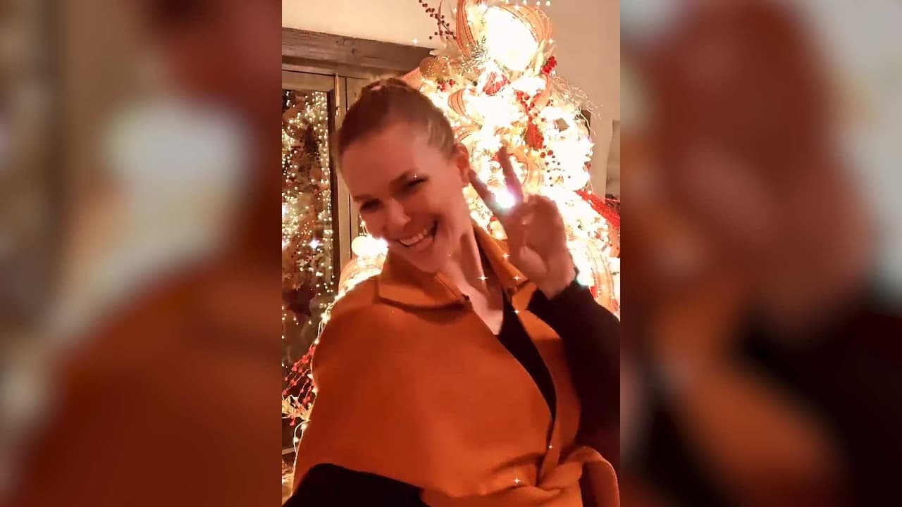 Kika Edgar abre las puertas de su casa y presume su elegante y luminoso árbol de Navidad