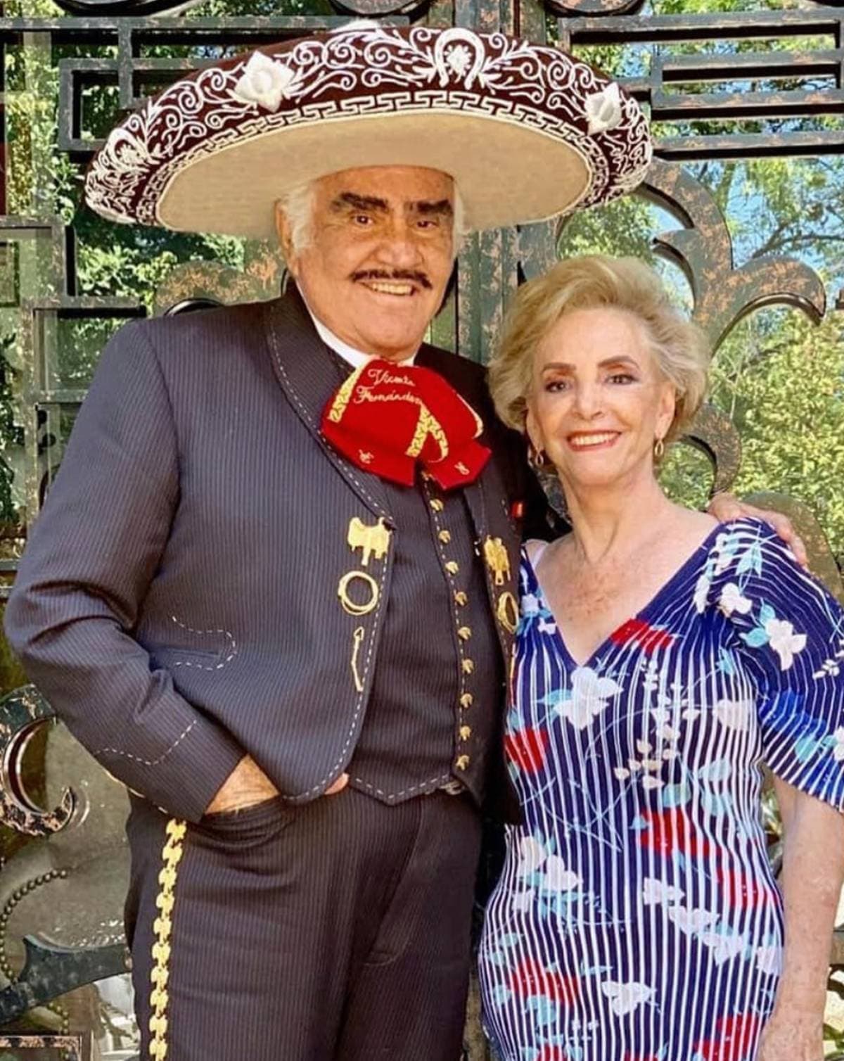 Vicente Fernández le ‘dedica’ mensaje a doña Cuquita en sus redes sociales