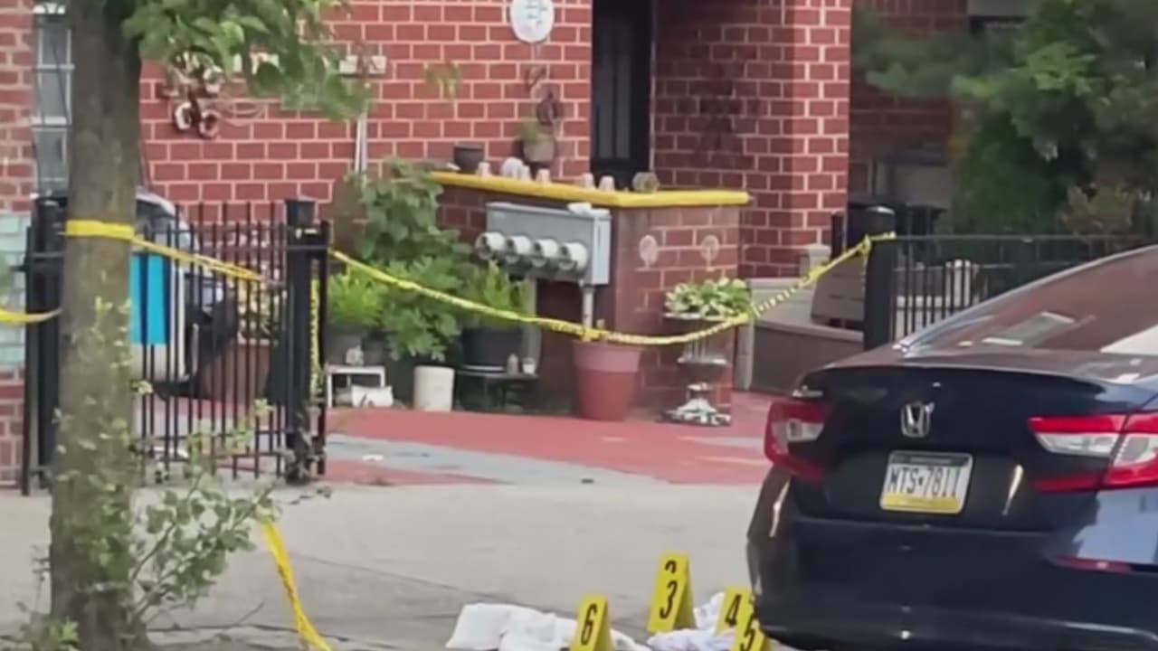Hieren de bala a un hombre a plena luz del día, frente a la entrada de una piscina pública en El Bronx