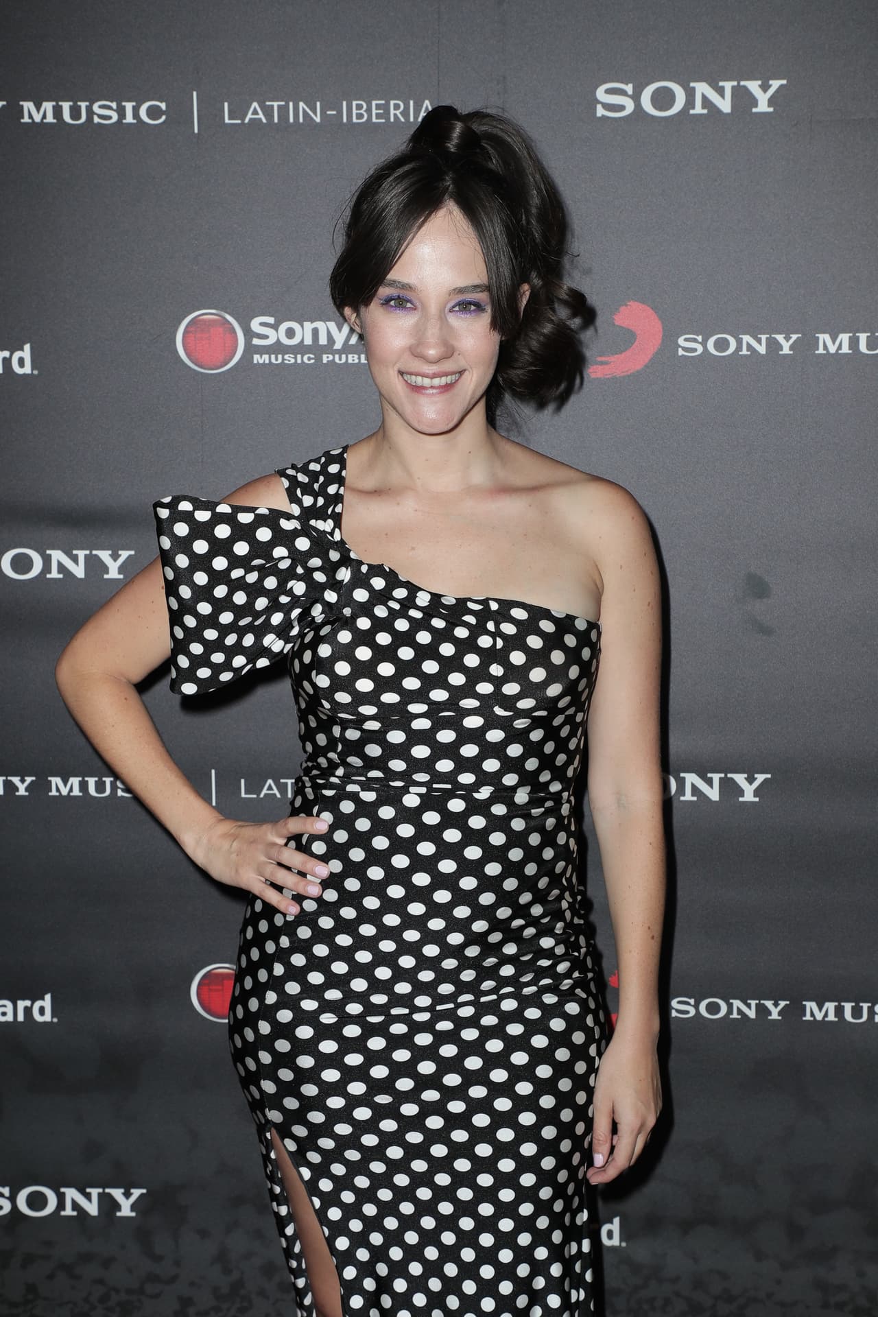 Ximena Sariñana es una de las artistas que siempre ha querido mantener su vida privada fuera del ojo público. Cuando se casó, no fue la excepción. La cantante contrajó nupcias con su pareja, Rodrigo Rodríguez en el 2016 y lo único que se sabe es que fue en una exclusiva recepción que se llevó a cabo en la Ciudad de México y hubo pocos invitados.