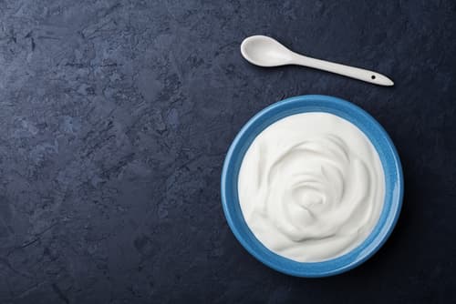 El yogurt aporta proteínas por lo que disminuye el calor en la piel y la humecta. Después de aplicarlo en la piel, se deja reposar de 10 a 15 minutos y se enjuaga con agua.