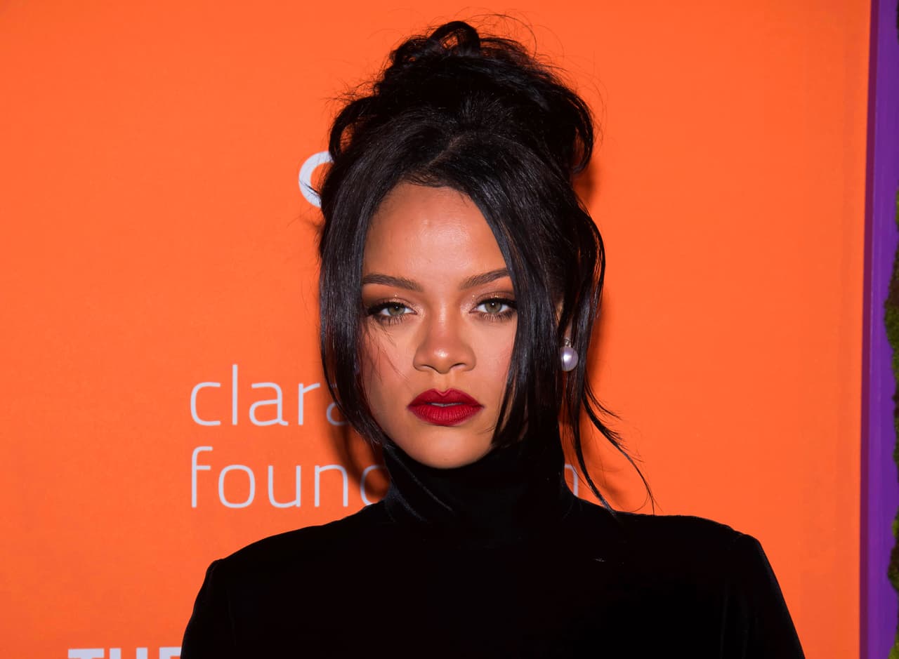 Rihanna ha demostrado que no solo tiene talento para la música, sino también para la actuación y los negocios. En los últimos años, la cantante pausó su carrera artística para dedicarse al mundo empresarial de lleno. Con su empresa, Fenty Beauty, Rihanna lanzó un maquillaje que cubre una gama bastante amplia para distintos tonos de piel, preocupándose por las mujeres de piel más oscura que difícilmente encontraban productos que les funcionaran. Esta inclusión en su línea de cosméticos llevó a la cantante a generar ganancias millonarias. Rihanna ha iniciado dos fundaciones para ayudar a niños con enfermedades terminales y a personas con cáncer; esto la llevó a ser nombrada Humanitaria del Año en 2017 por la Fundación Harvard.