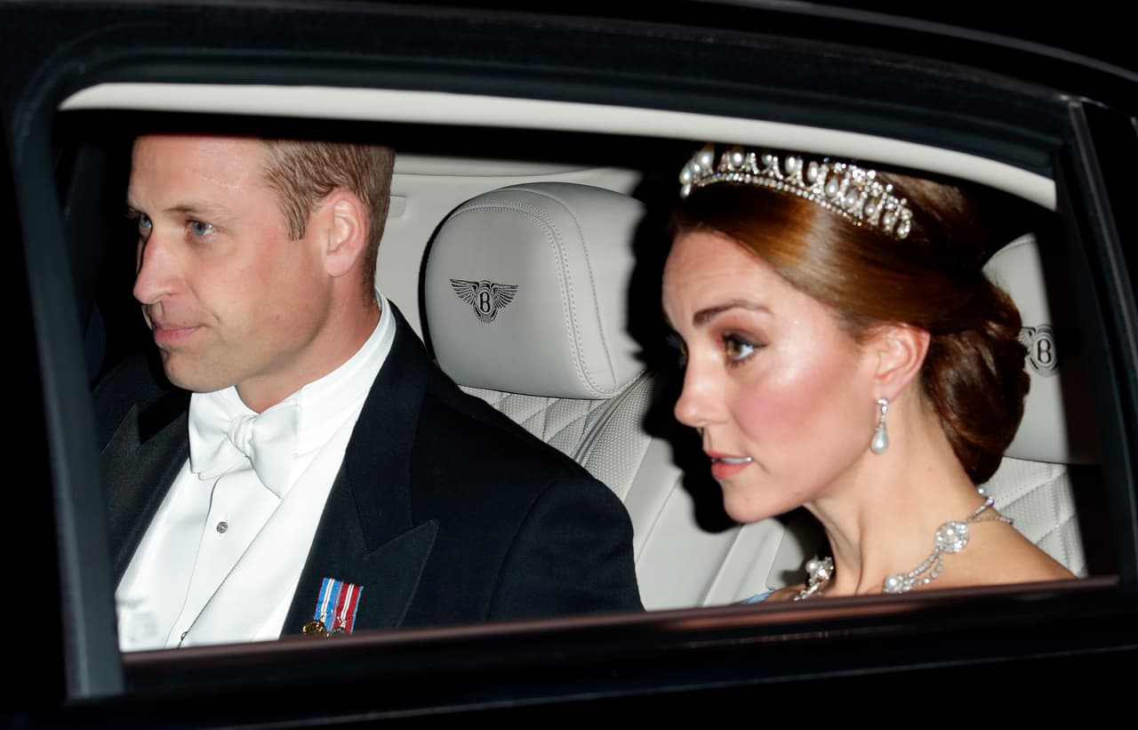 Luego de su divorcio con el Príncipe Carlos, y aunque Lady Di tuvo derecho a quedarse con todas sus joyas, hubo una prenda en particular que sí debió regresar y era dicha tiara. La corona de perlas duró guardada bajo llave en el Palacio de Buckingham por muchos años hasta que se volvió a ver en público en el 2015, cuando la Duquesa de Cambridge la usó en un evento del palacio. Al ser actualmente la futura reina, Kate Middelton es la actual dueña de la famosa tiara Lover Knot.