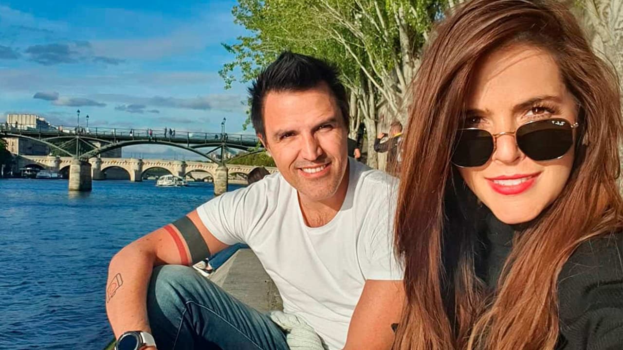 Billy Rovzar le juega una broma a Claudia Álvarez mientras le hace un masaje