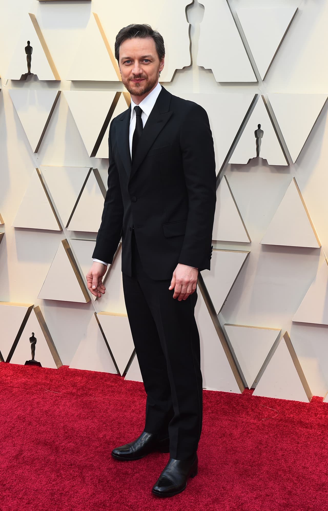 James McAvoy posó para las cámaras portando un traje clásico en color negro.