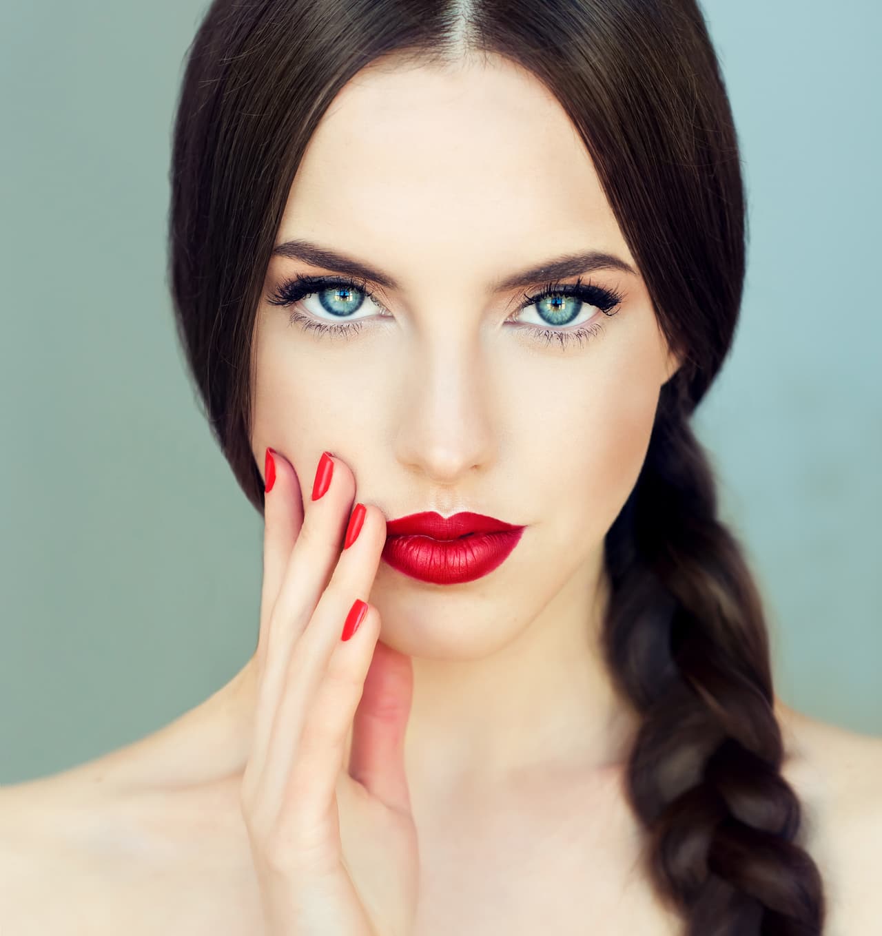 Las búsquedas más recurrentes de Pinterest en temas de belleza dan como resultado este top ten para el 2019, una manera muy orgánica de ponerte in, sin tener que acudir a los caprichosos gustos de los expertos que muestran tendencias que suelen tardar en llegar a México. Empezamos con labios que resalten al máximo, mejor conocidos como bold lips. Esta moda incrementó más de 400% las búsquedas en la mencionada plataforma