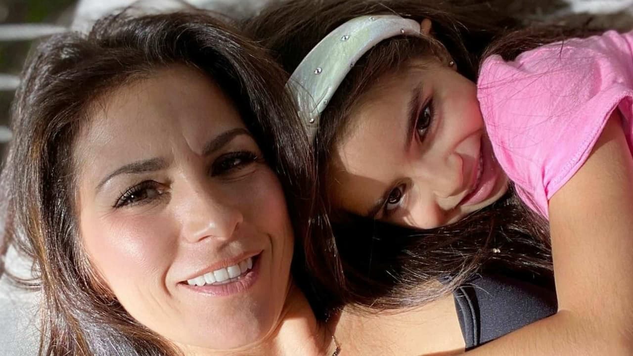 Aitana Derbez ya sabe leer y además lo hace en inglés; así lo presumió su mamá