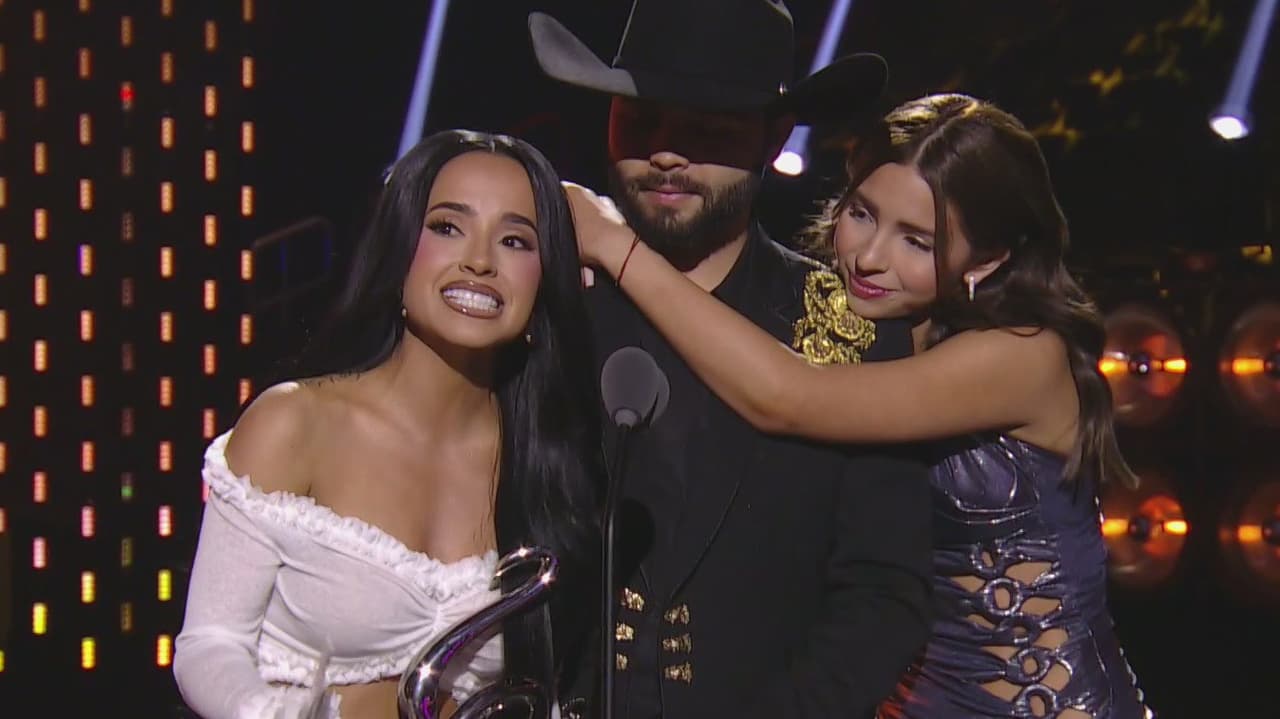 Ángela Aguilar y Becky G recuerdan con emotivas palabras a sus abuelos migrantes 