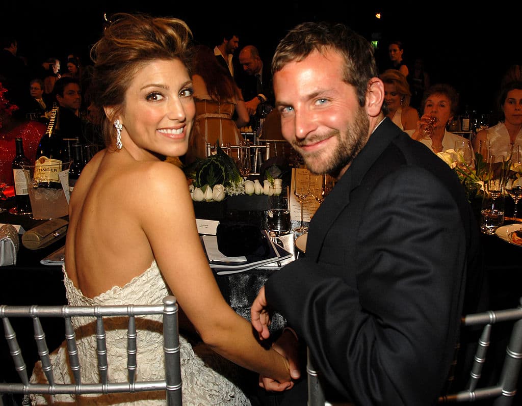 <b>Bradley Cooper y Jennifer Esposito: 5 meses </b>
<br>
<br>En diciembre del 2006, Jennifer Esposito y Bradley Cooper contrajeron matrimonio tras un muy corto noviazgo. Cinco meses después, ambos actores acordaron en pedir el divorcio. Sobre el tema, el actor de "A Star is Born" no habló mucho simplemente comentó que "fue un mutuo acuerdo" y que era lo mejor para ambos, pues se dieron cuenta de que no funcionaron. 
<br>
<br>Por su parte, su hoy exesposa no fue tan cordial al momento de hablar de él. Ella expresó para una entrevista: "Es divertido, inteligente, arrogante... y un maestro de la manipulación".