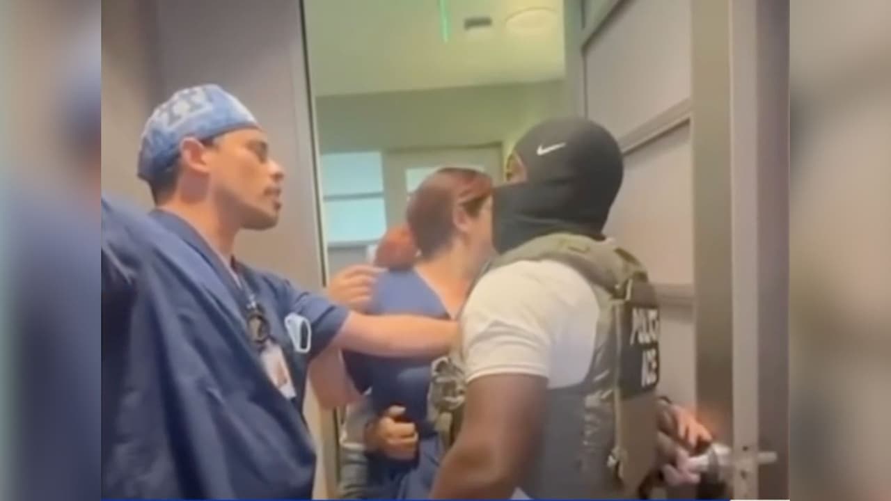 Detienen a dos trabajadores médicos que trataron de impedir que ICE arrestara a un inmigrante