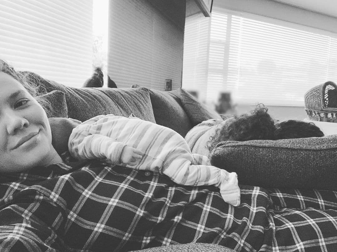 Joy subió un par de imágenes más de Noah, tratando de cubrir el rostro de su primogénita, pero la imagen sorprendió a sus fans el pasado 28 de junio porque en ella aparece su esposa recostada a su lado. “Familia #Orgullo #AmorEsAmor”, indicó en su post.