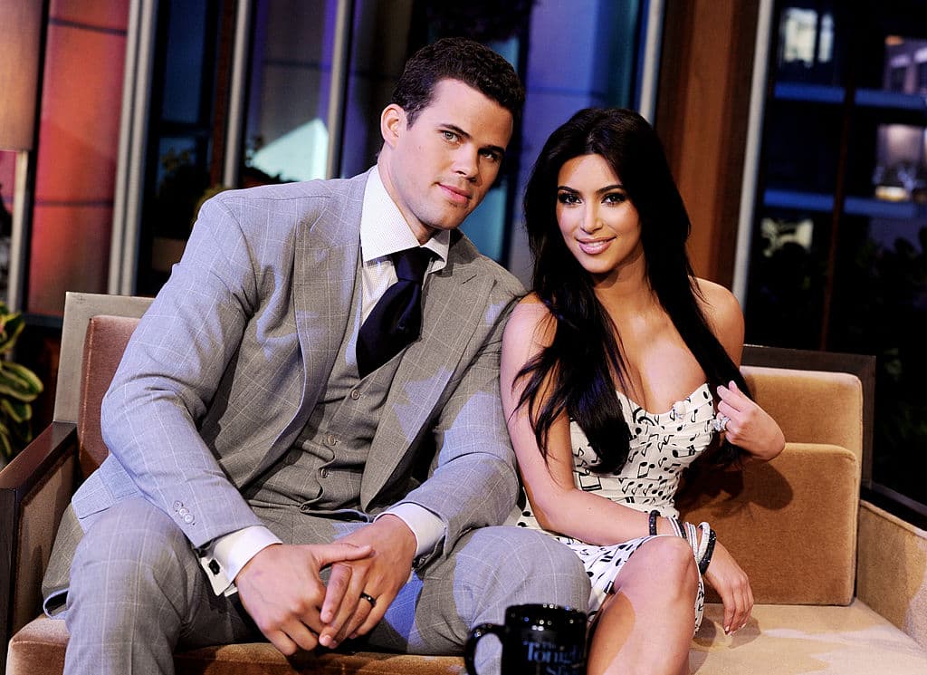 <b>Kim Kardashian y Kris Humphries: 72 días </b>
<br>
<br>Era mayo del 2011 cuando tras algunos meses de relación, el basquetbolista Kris Humphries le propuso matrimonio a Kim Kardashian. Todo, desde la propuesta hasta el matrimonio, quedó documentado en su reality show, 
<i>Keeping Up With The Kardashians</i>, sin embargo, la hermana mayor de Kylie Jenner tal vez no imaginó que el declive de su matrimonio también quedaría inmortalizado en el programa. 
<br>
<br>A tan solo 72 días de haberse casado, la pareja solicitó el divorcio y mientras algunos medios de comunicación aseguraron que todo se trató de un "montaje" a favor del reality show, ambos negaron que fuese falso: "Me casé por amor. No hubiera pasado tanto tiempo en algo que no hubiese querido, solo por un programa de televisión", declaró Kim.