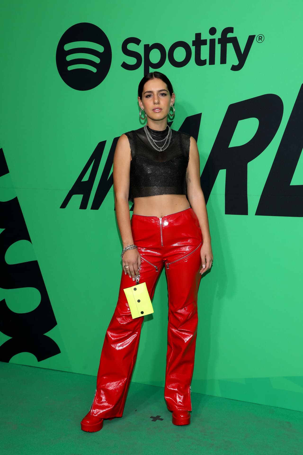 Otro look divertido en textura de vinipiel y latex fue el de Camila Valero, la hermana menor de Michelle Salas.