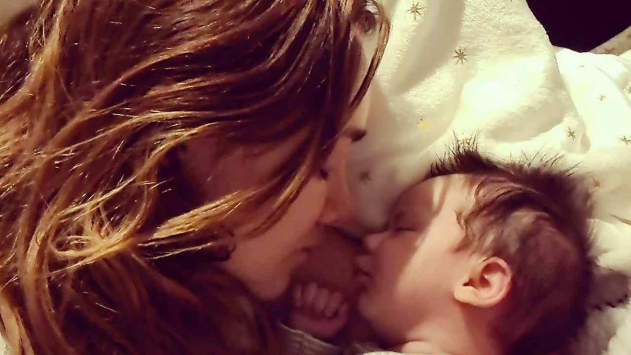 André le da un ‘regalito’ a su mamá, Sherlyn, y se hace pipí en la cabecera de su cama