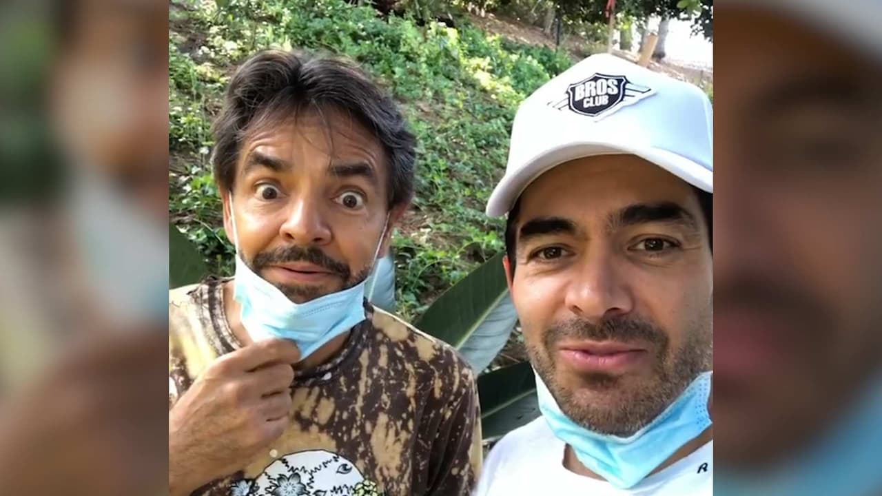 Video: Eugenio Derbez y Omar Chaparro ‘se besan’ y comparten su felicidad en redes sociales