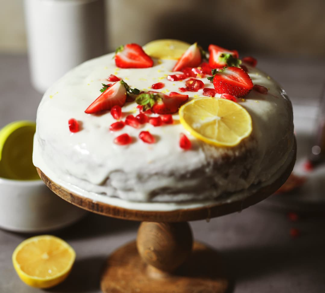 <b>Carlota de limón</b>
<br>No puede haber receta más fácil que esta para disfrutar un postre después de comer. Y justo ahí radica su popularidad, pues es sencilla de hacer y deliciosa. Es difícil que una Carlota decepcione a alguien.
<br>
<br>
<b>¿Qué necesitas?</b>
<br>2 paquetes de galletas marías.
<br>1 lata de leche evaporada.
<br>1 lata de leche condensada.
<br>½ taza de jugo de limón.