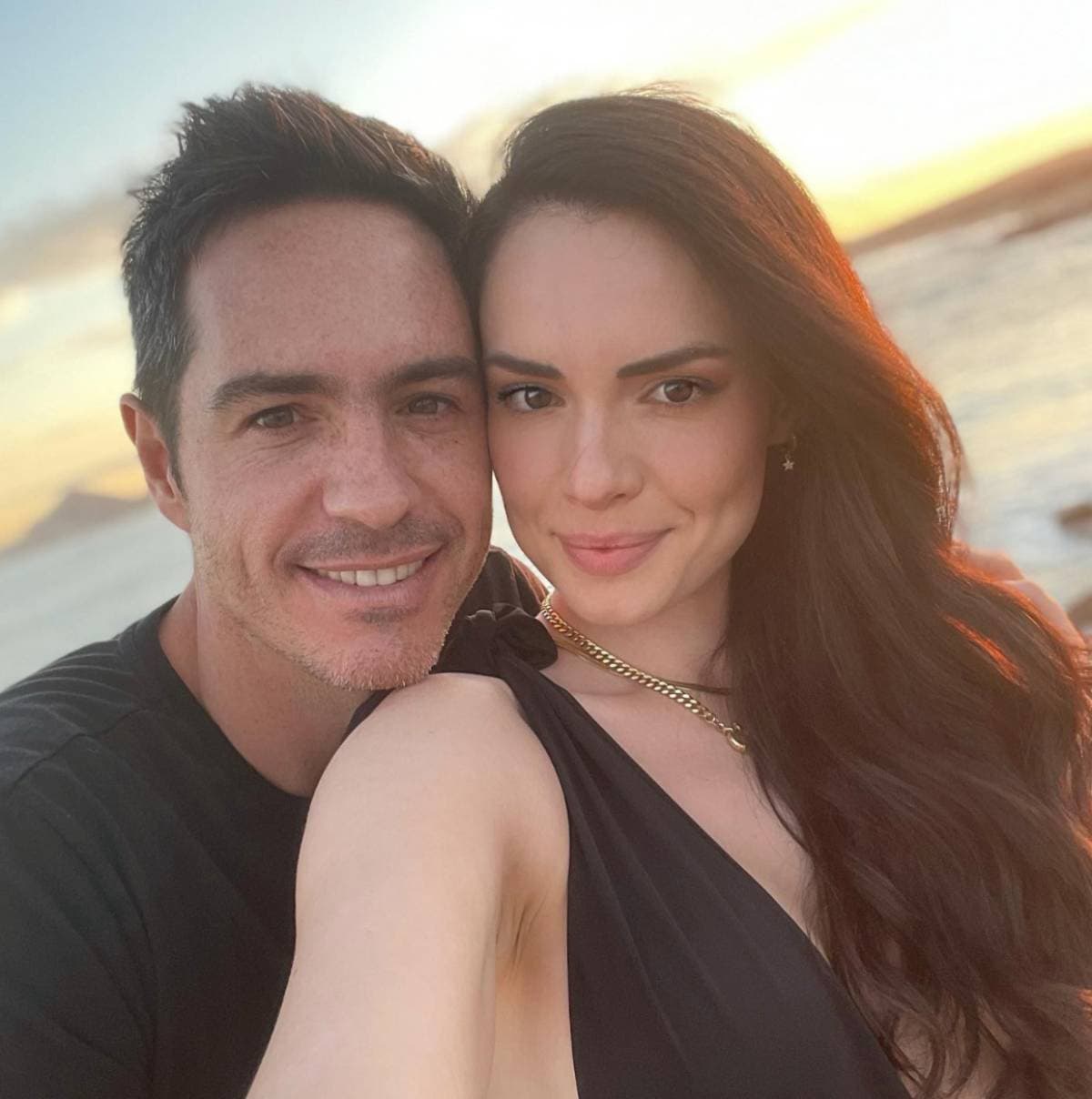 Mauricio Ochmann presume su noviazgo en la portada de una revista
