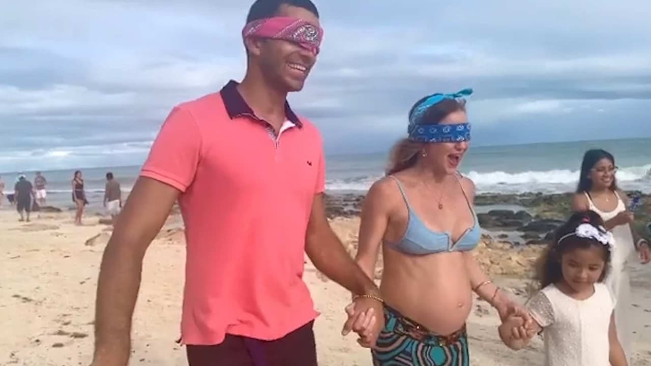 Desde la playa y junto a su familia, Karenka y su novio revelan que serán padres de un niño