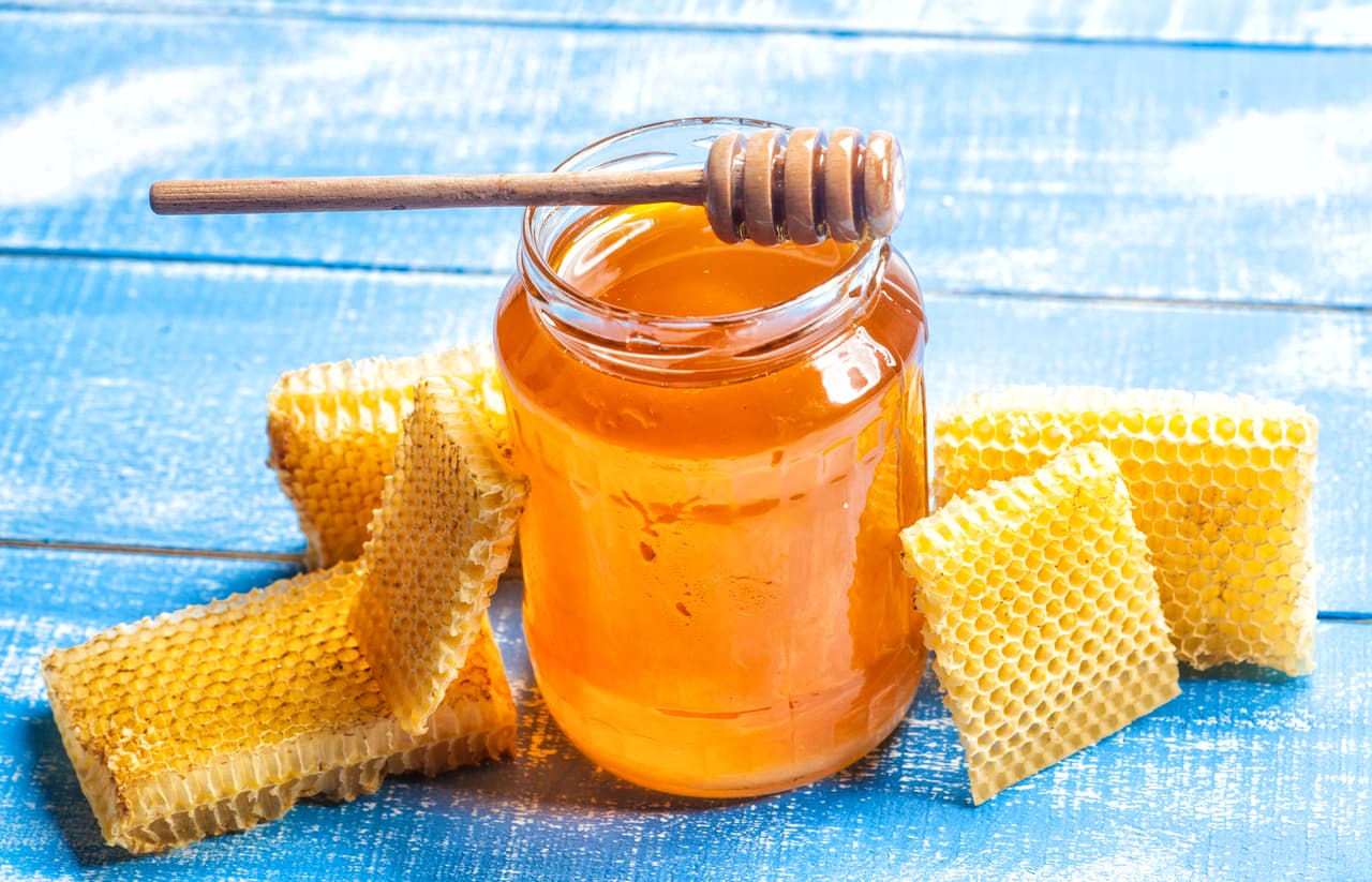 Miel. Haz gárgaras de té de frambuesa con 2 cucharadas de miel. De esta forma se eliminarán las flemas y la irritación de la garganta, un factor que causa los ronquidos.