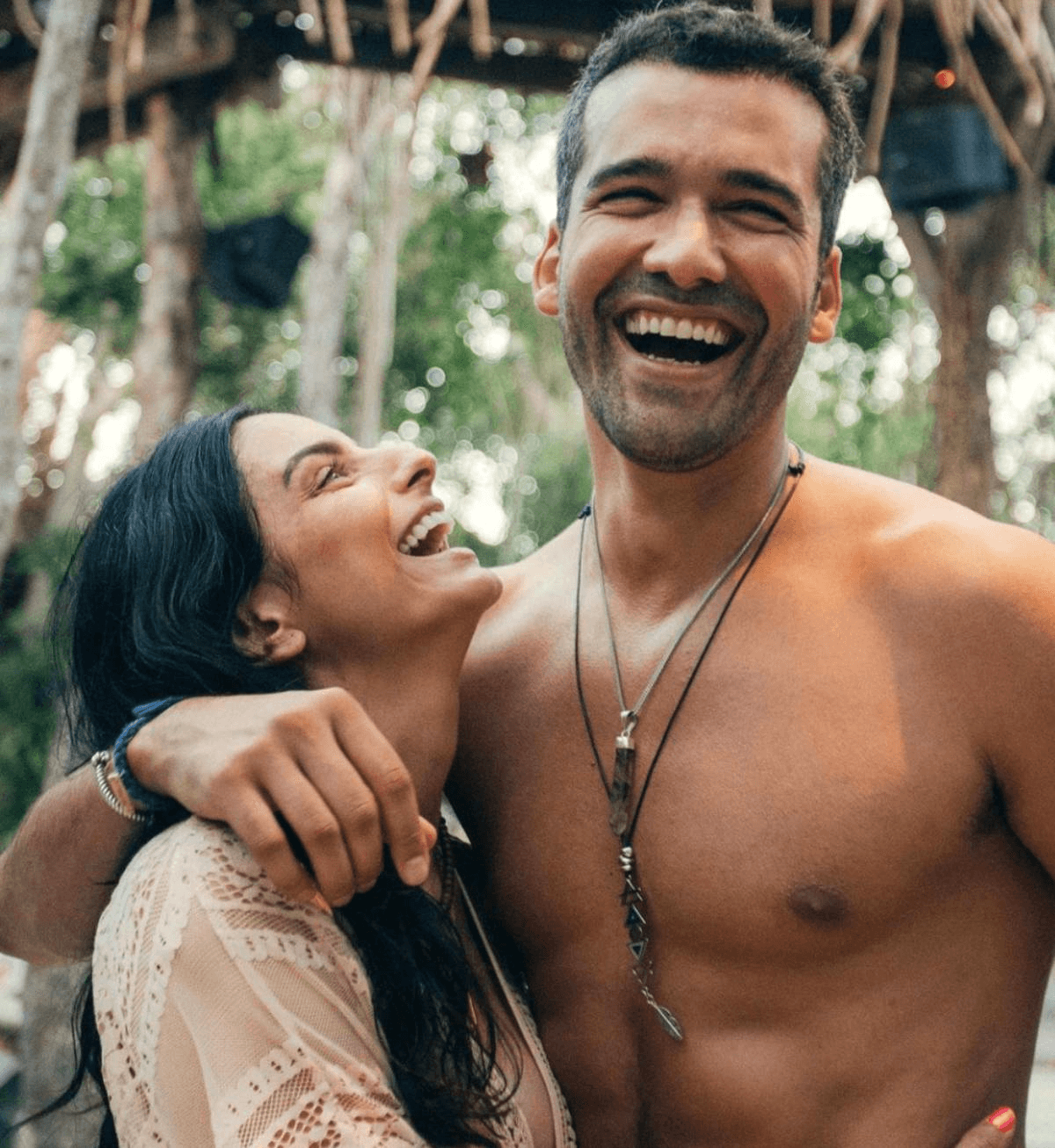 Aislinn Derbez y su novio disfrutan su viaje en Arabia Saudita