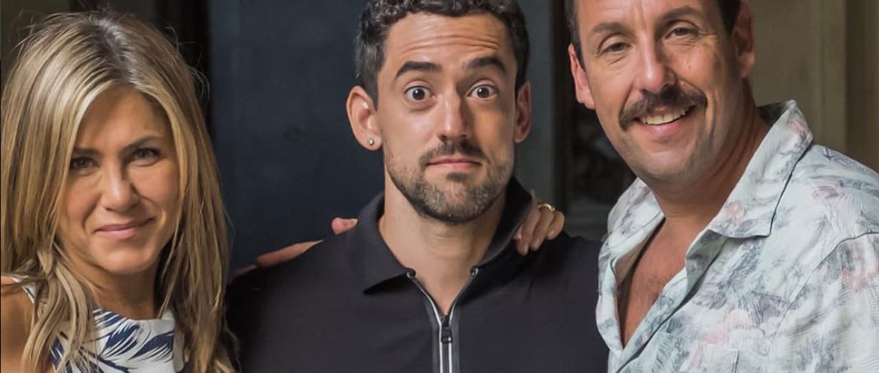 Luis Gerardo Méndez, dividido entre Jennifer Aniston y Adam Sandler