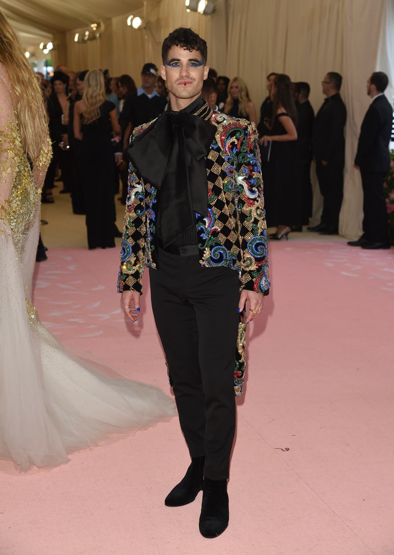 Darren Criss fue uno de los hombres que se arriesgó con su look, al usar un gran moño, saco con pedrería, sombra azul y un poco de lipstick.