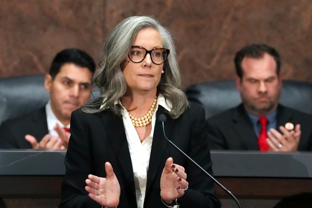 Gob. de Arizona, Katie Hobbs, veta ley que exige a funcionarios locales colaborar con funcionarios de inmigración
