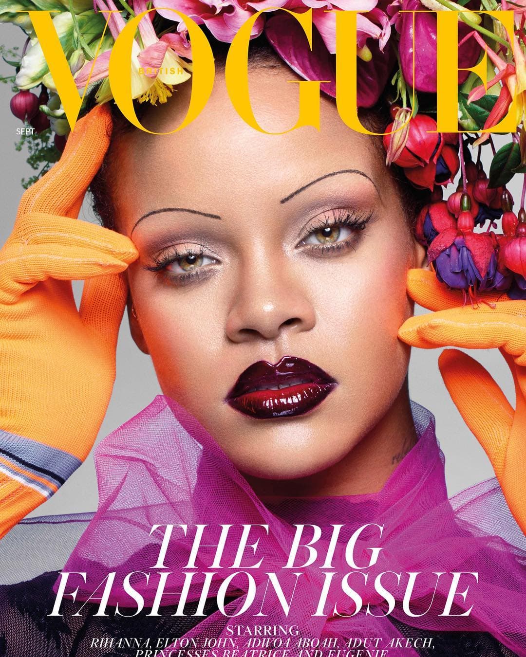 En la portada, Rihanna presume un vestido Prada, guantes de Savage X Fenty y tocado floral de Makoto Azuma.