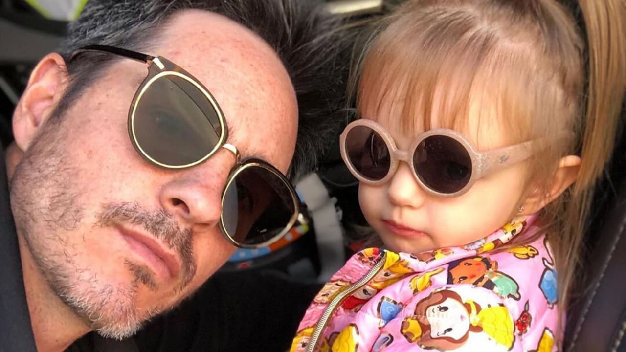 Mauricio Ochmann presume el manicure que le hizo a su hija, Kailani