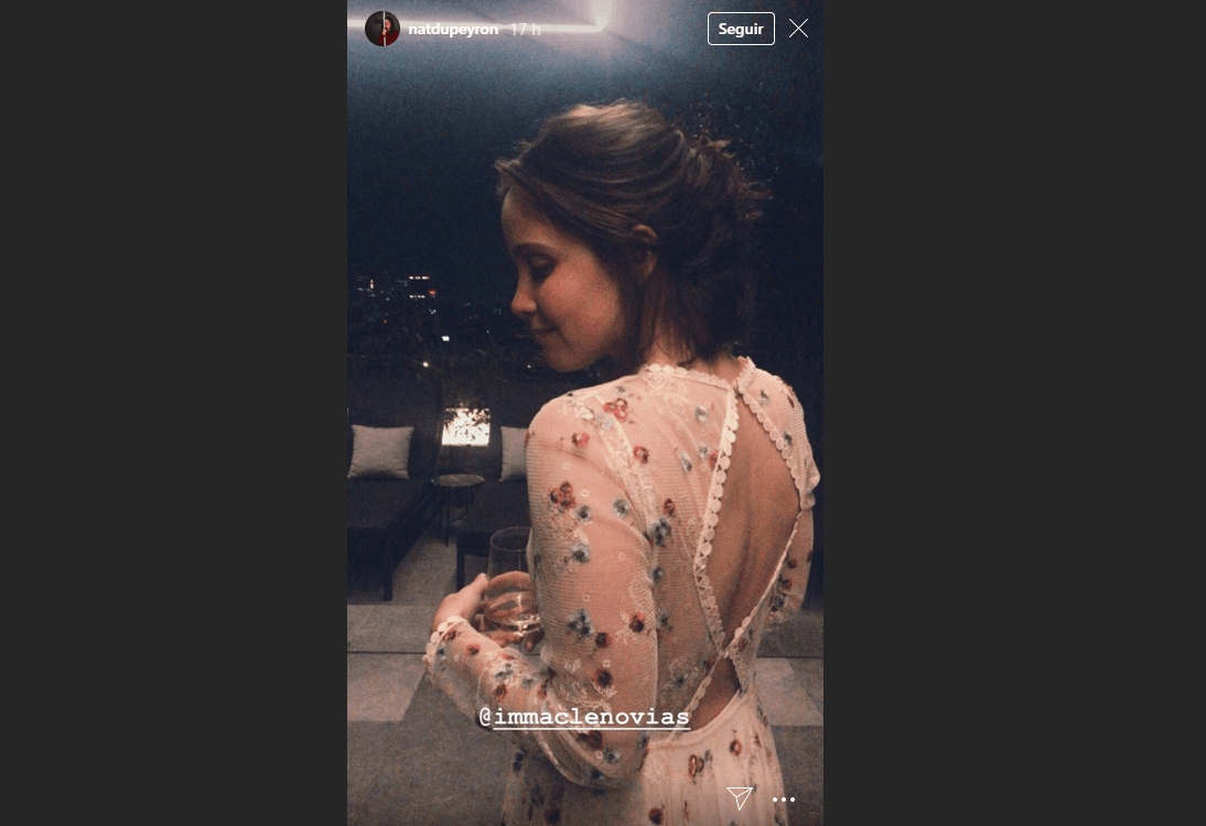 El vestido de la actriz, a pesar de no ser con gran tul o escaso de velo y tiara, encantó a más de un fan de la actriz pues se trata de un diseño romántico con encaje blanco y flores bordadas.