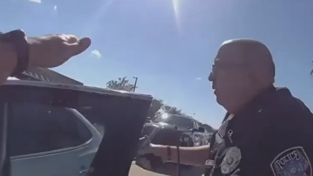 Una mujer presta su auto a un policía para perseguir a sospechosos de un robo: todo quedó en video