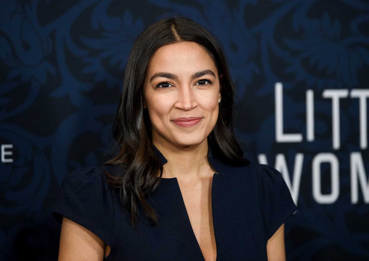 La historia de Alexandria Ocasio-Cortez comenzó como la de muchos hijos de migrantes latinos en EEUU. Ella buscaba ayudar a su madre a tener un mejor futuro y, mientras trabajaba en un bar, se involucró en diferentes asociaciones para promover y mejorar la imagen del Bronx, el barrio en el que creció. Convivir con la gente y aprender de sus necesidades la llevó a interesarse en la política. En 2016 se convirtió en la congresista más joven en la historia de su país, venciendo por mucho a su contrincante. La carrera de Alexandria empezó desde abajo y fue su verdadero interés en la clase trabajadora lo que la llevó a tener una posición en el gobierno. Actualmente lucha por los derechos de los migrantes y los jóvenes, además, promueve una reforma sobre el cambio climático en EEUU.