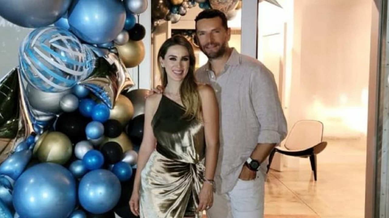 Jacky Bracamontes sorprendió a su esposo en su cumpleaños y lo hizo con elegante cena