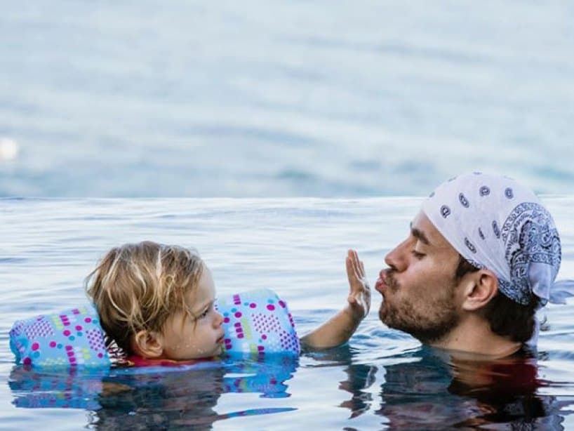 Enrique Iglesias enternece las redes sociales con las imágenes que comparte. En esta, se ve a su hijo Nicholas deteniendo a su famoso padre para que no lo besara más, consiguiendo miles de 'likes' de sus fans, así como de sus colegas cantantes como Thalía o Giselle Blondet.