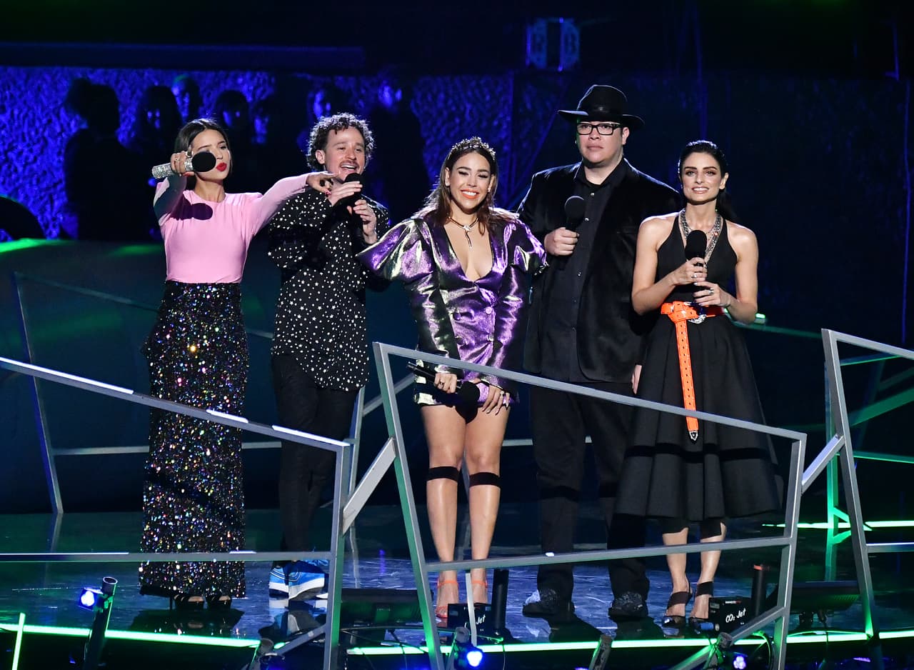 Ángela Aguilar tuvo su primera experiencia como conductora de unos premios musicales.